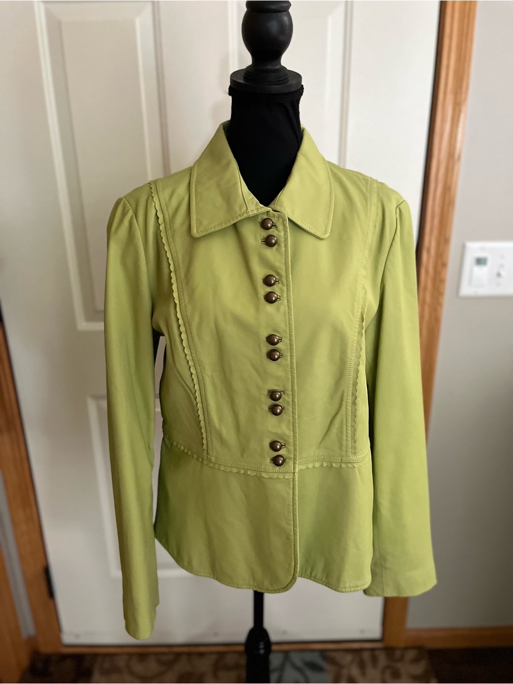 B by Bernardo green leather feminine scallop detail button jacket. Medium